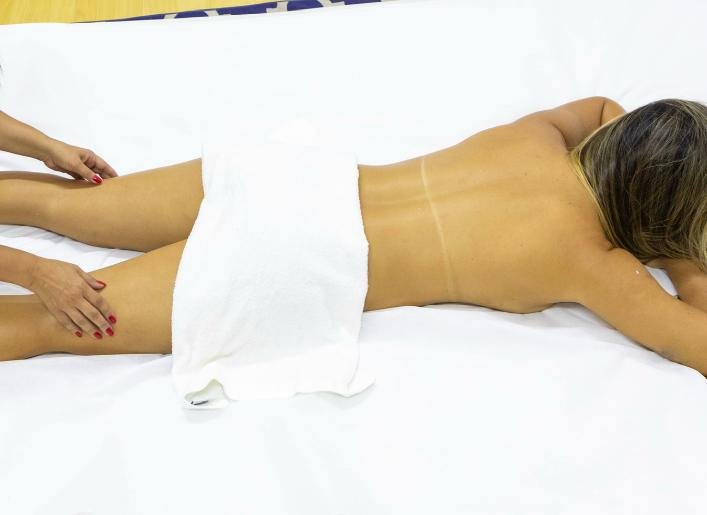 Sessão de massagem tântrica em ambiente acolhedor