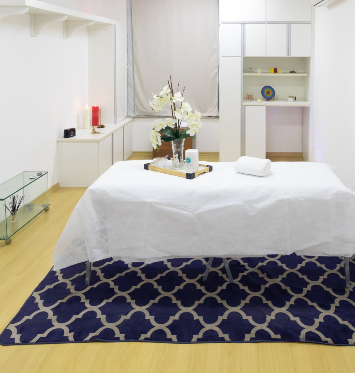 Sala de atendimento preparada com orquídeas