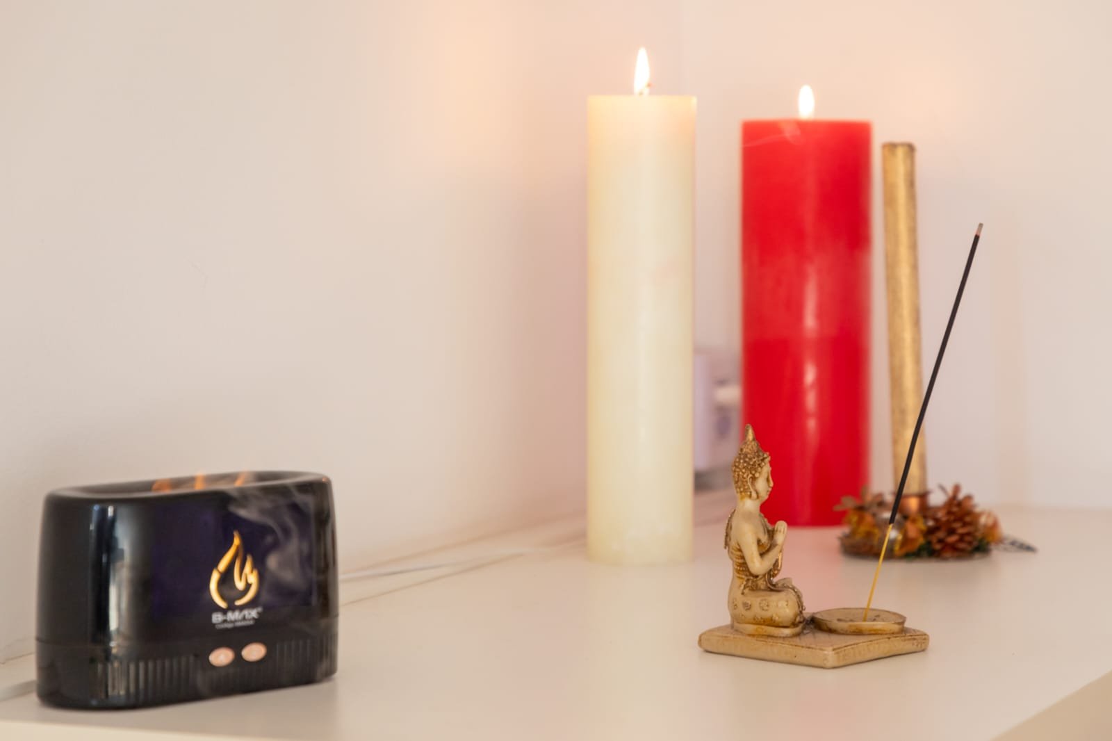 Altar com velas, Buda e incenso